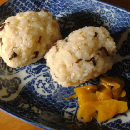 白いご飯で作った（意味なく威張る）♪ゴマも使ってあるし、おんなじに作ったヨ♪つぼ漬を添えて、俵形に握った↑↑↑美味しかった～♪♪♪ご馳走様でした！